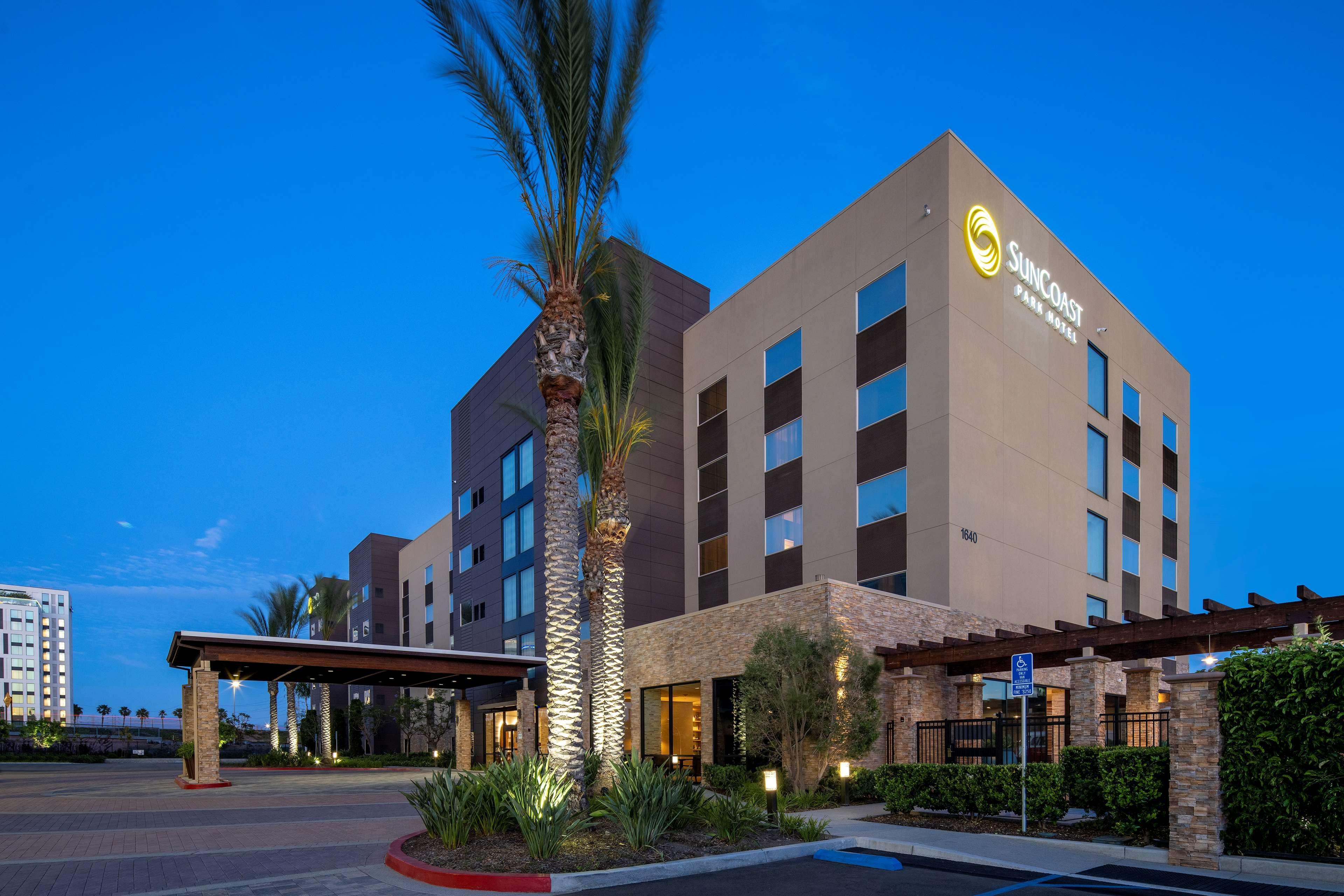 Suncoast Hotel Anaheim, Tapestry Collection By Hilton Bagian luar foto